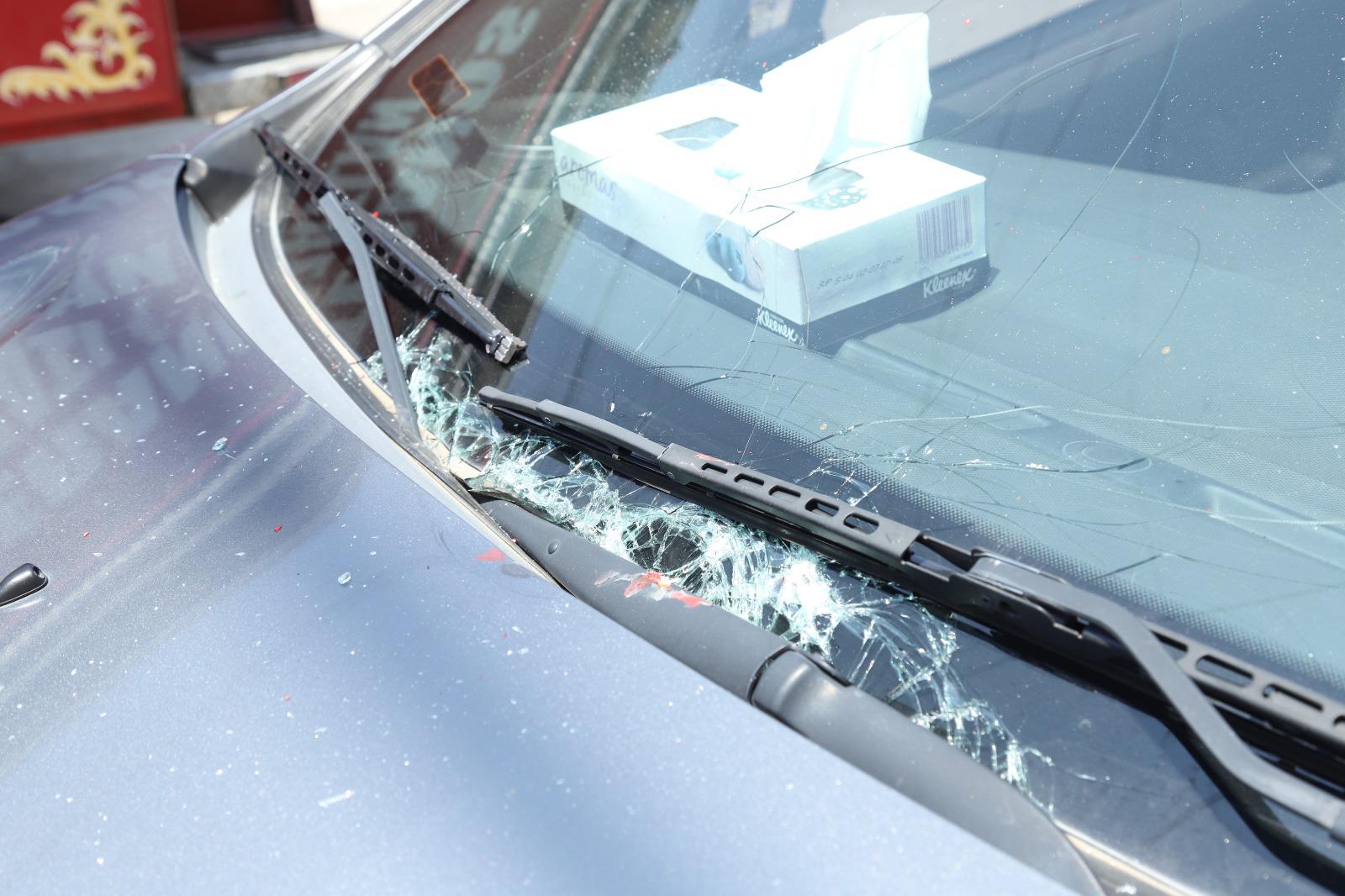 $!Válvula de extintor sale disparada y daña auto estacionado en Villas del Rey en Mazatlán