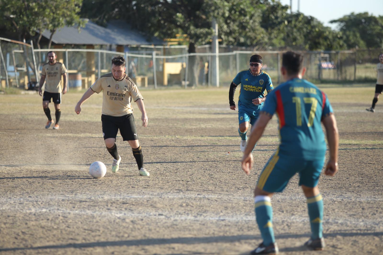 $!No suelta la cima Hospital General en Futbol Intermédicos