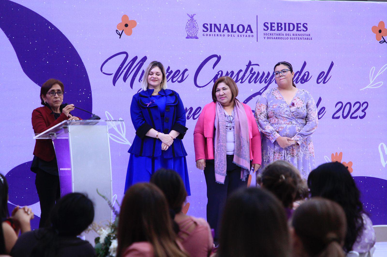 $!Reconocen a 12 mujeres por construir el bienestar en Sinaloa