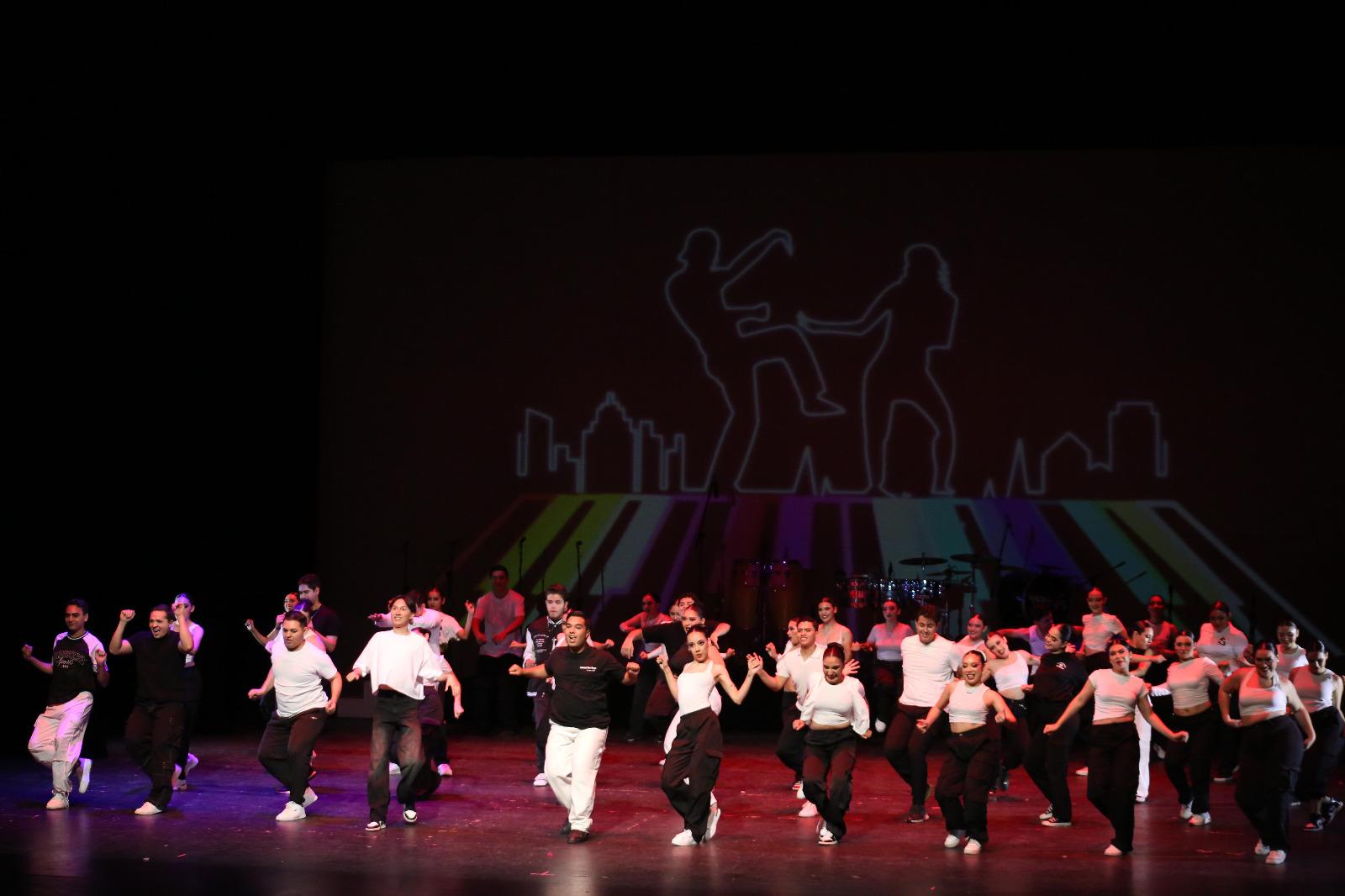 $!El programa abrió con Opening de expresión corporal, una coreografía de danza moderna.