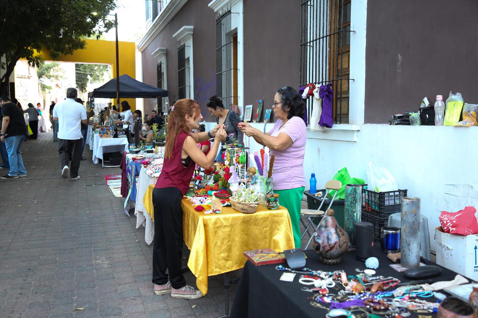 $!Una amplia oferta artesanal y gastronómica se puede encontrar en el tianguis cultural.