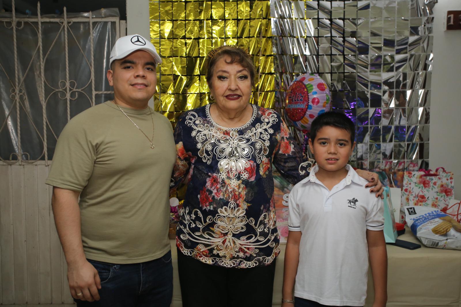 $!La cumpleañera entre sus nietos Fernando Gutiérrez y Ángel Miguel Maldonado.