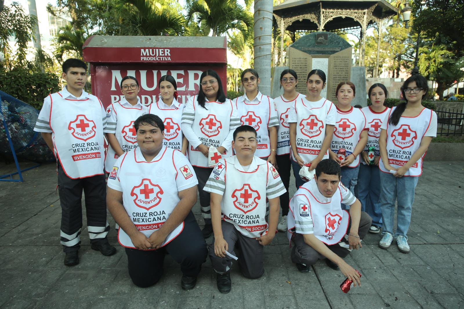 $!Voluntarios de Cruz Roja Mazatlán participan activamente en el arranque de la colecta anual.
