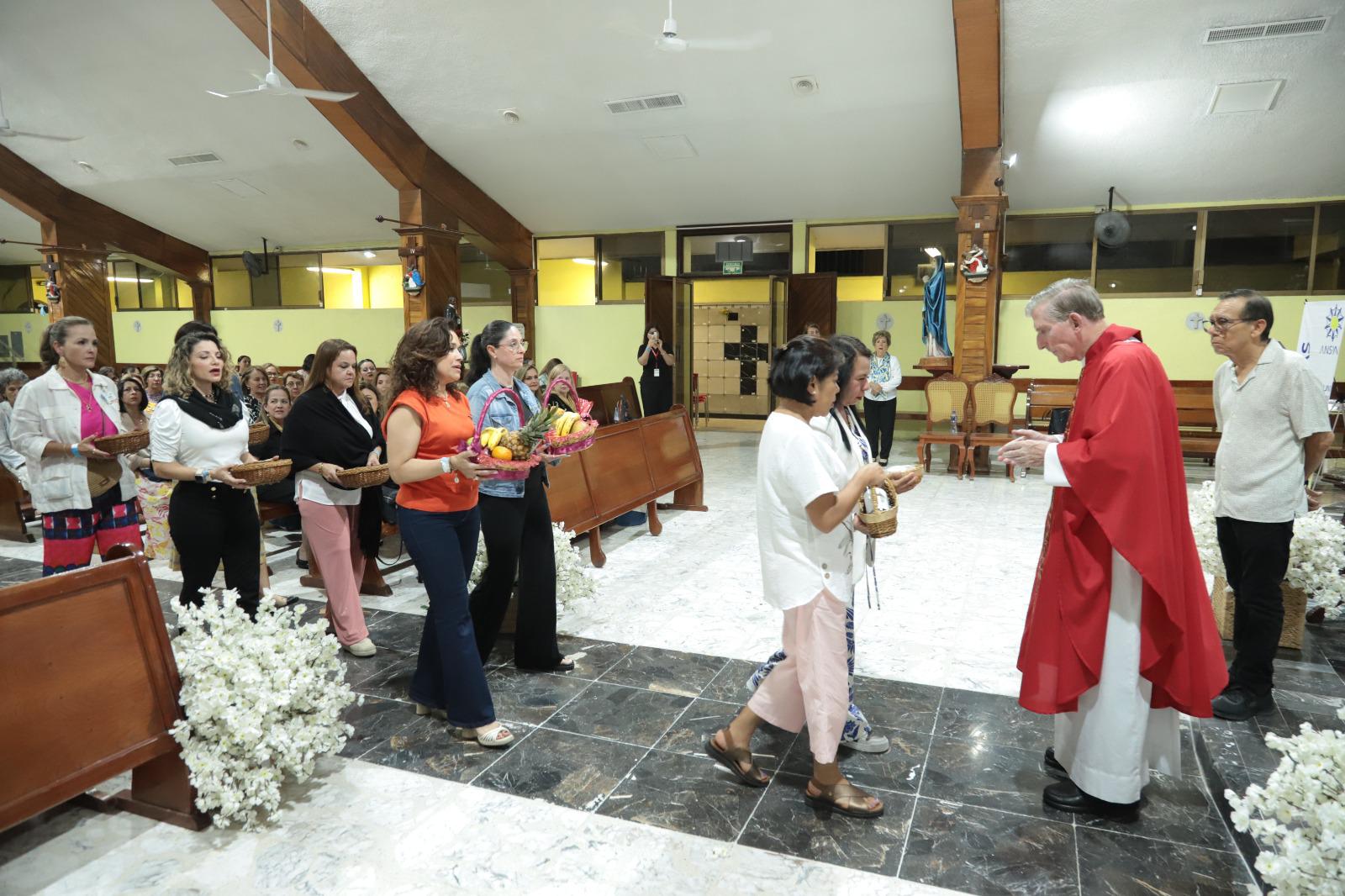 $!Las damas al momento de realizar las ofrendas en la misa.