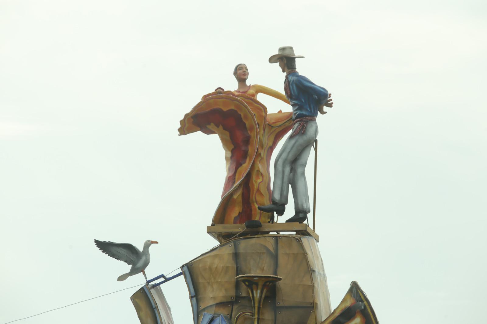 $!Avanza instalación de monigotes en el paseo costero de Mazatlán