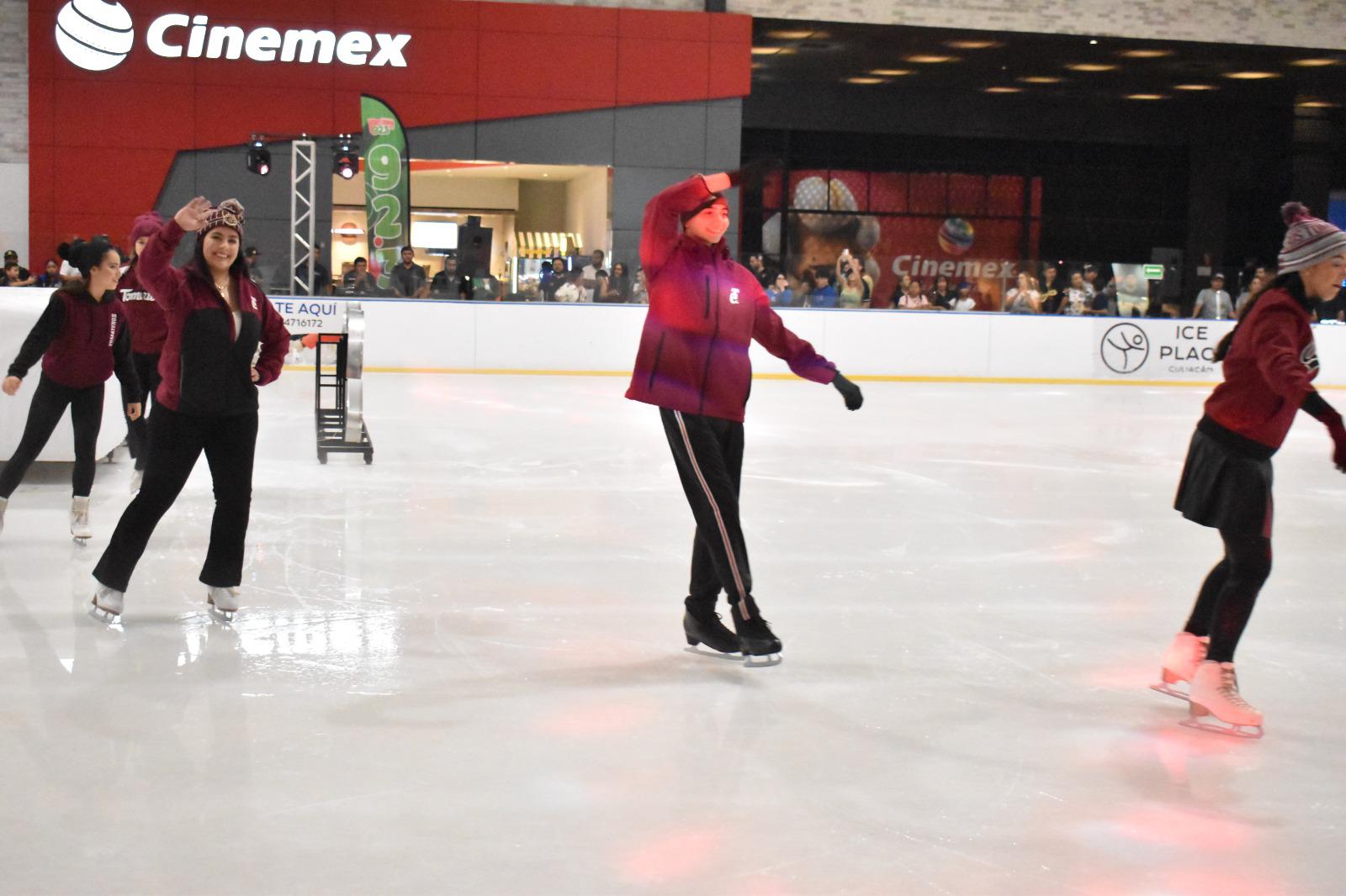 $!Tomateros de Culiacán presenta sus uniformes con espectáculo sobre hielo
