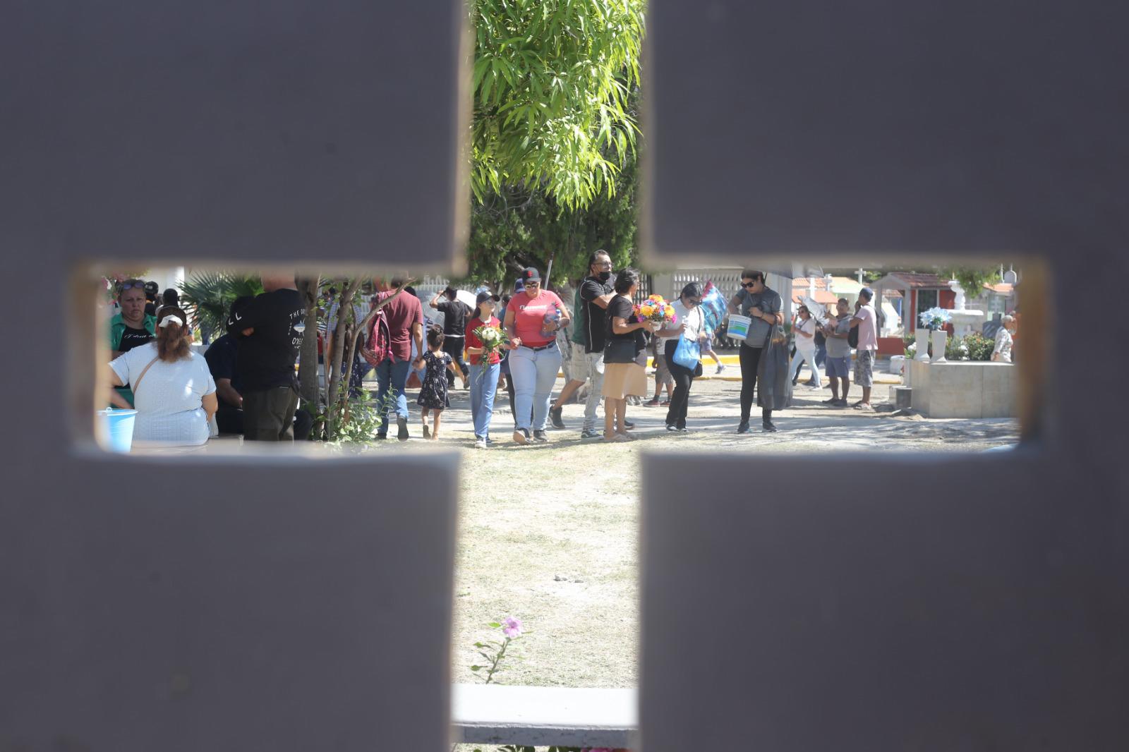 $!Mazatlecos mantienen viva la tradición del Día de Muertos en los panteones