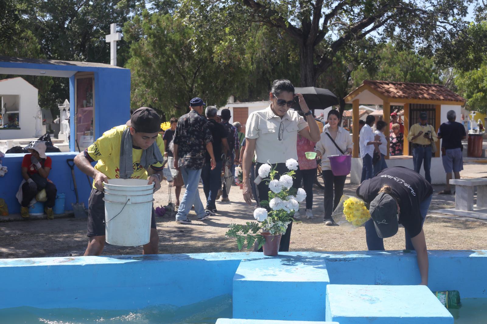 $!Mazatlecos mantienen viva la tradición del Día de Muertos en los panteones