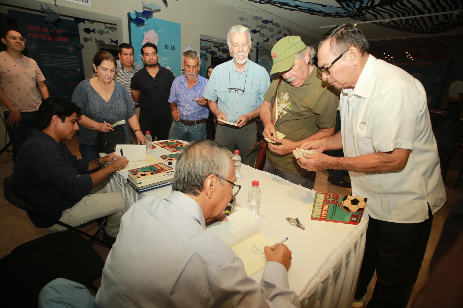 $!Los autores agradecieron el interés del público durante la firma de ejemplares.