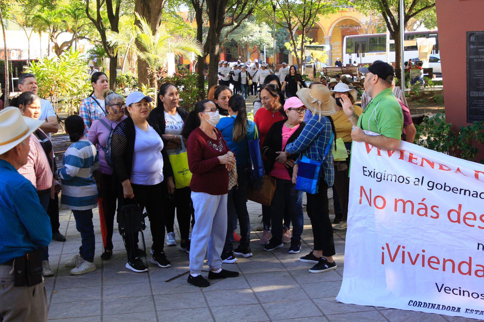 $!Marchan por el Derecho Humano a la Vivienda Digna y las Reservas Territoriales al Congreso del Estado