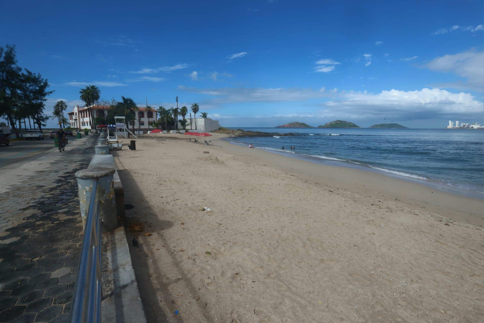 $!Erosión en Playa Pinitos, en Mazatlán, afecta a comerciantes de la zona