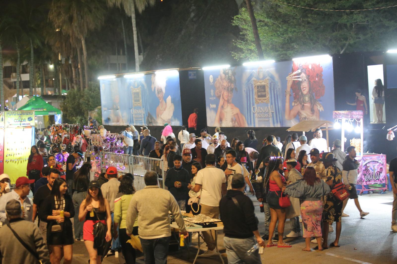 $!Acuden miles de personas del Carnaval a Olas Altas y la Plazuela Machado