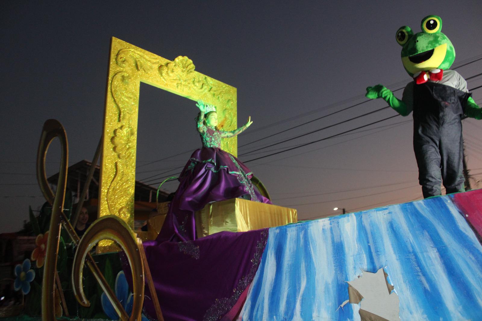 $!Cierra Carnaval de El Rosario con desfile y espectáculo de luces