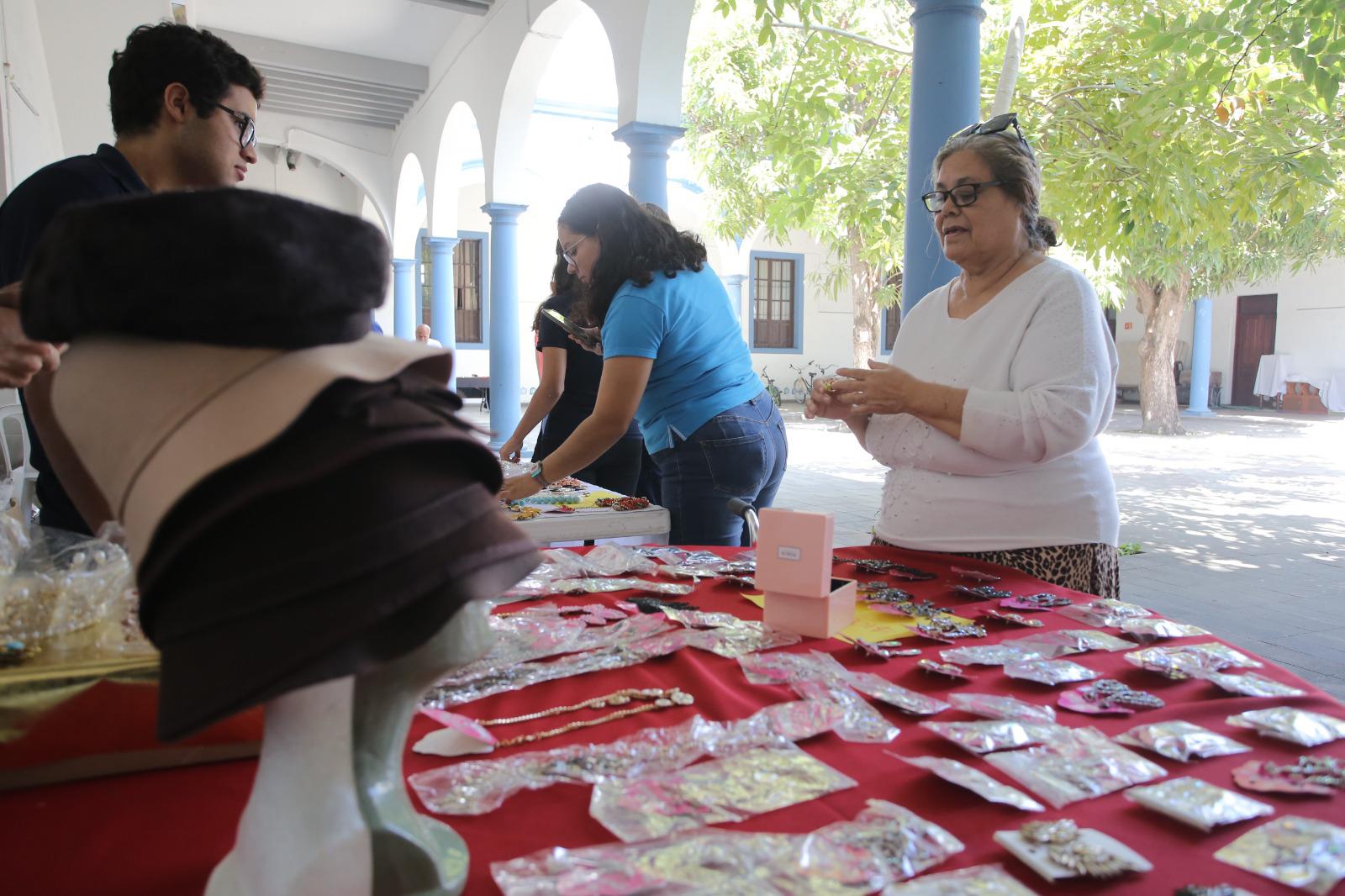 $!Apoyan a Orfanatorio Mazatlán y Asilo de Ancianos con donación de bisutería; sólo este sábado habrá bazar
