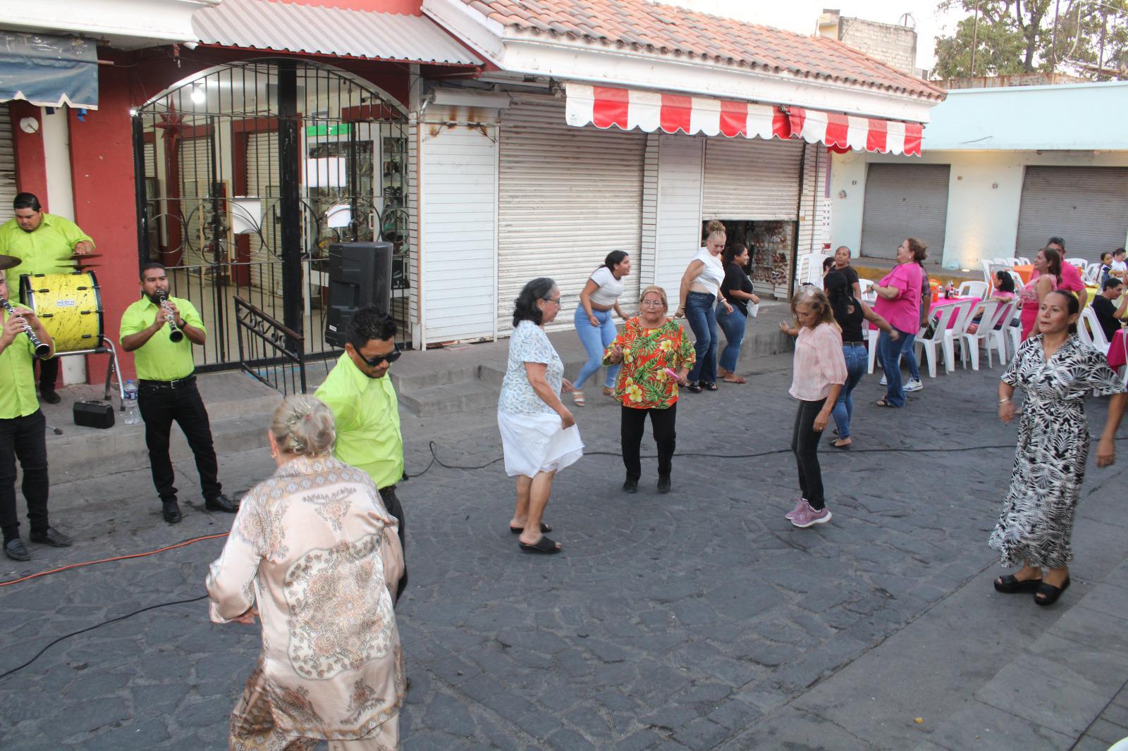 $!Locatarios del Mercado Miguel Hidalgo de El Rosario celebran el Día de las Madres en medio de dificultades económicas