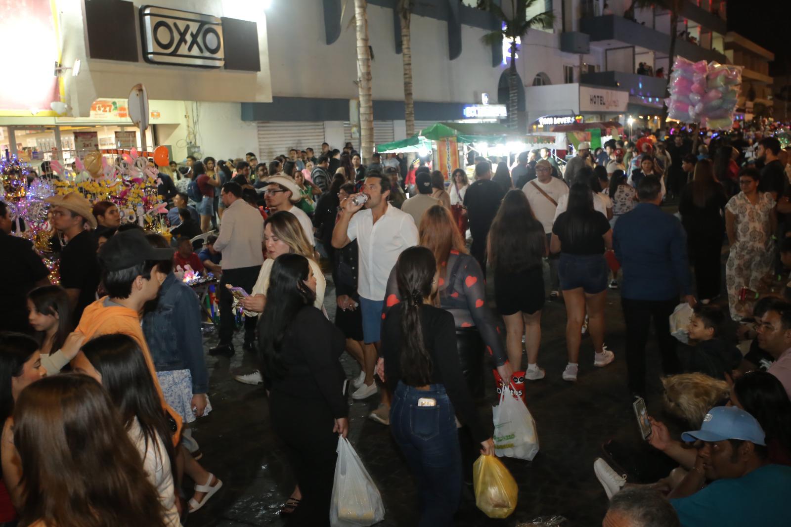 $!Carnaval de Mazatlán reúne a 123 mil personas en su tercer día y fortalece la economía local, informa Estrella Palacios