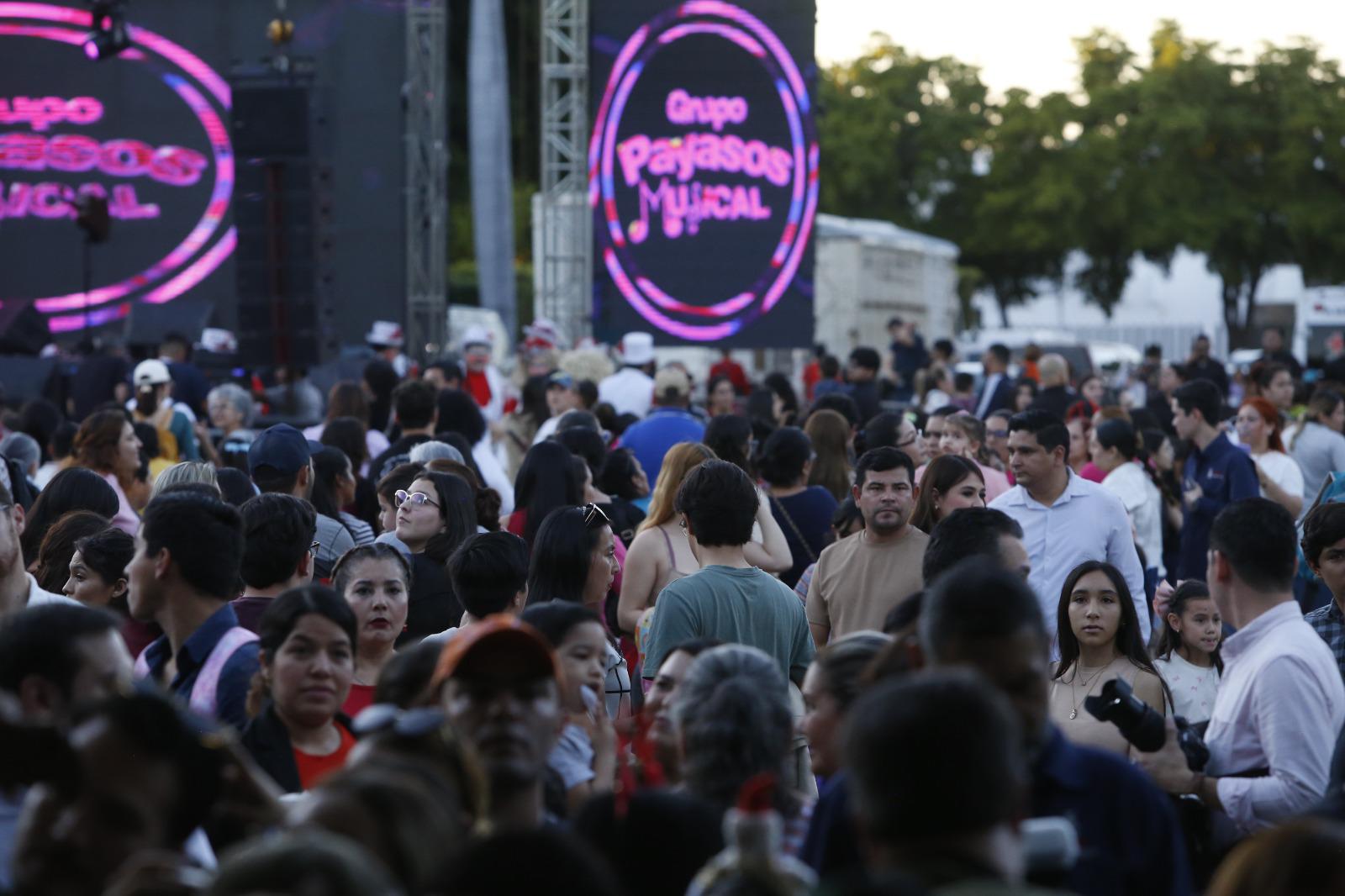 $!Encienden árbol navideño y arranca pista de hielo en Palacio de Gobierno, en Culiacán