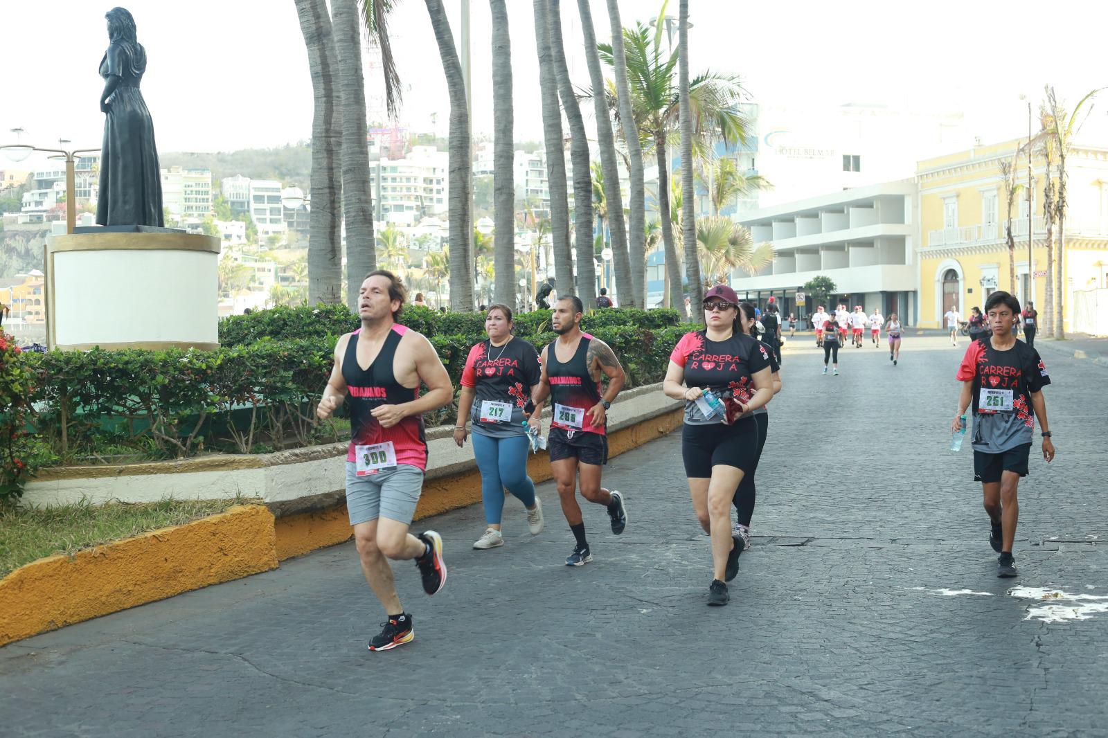 $!Jesús y Norma Labrador imponen su ley en la Carrera Roja 2026 en Mazatlán