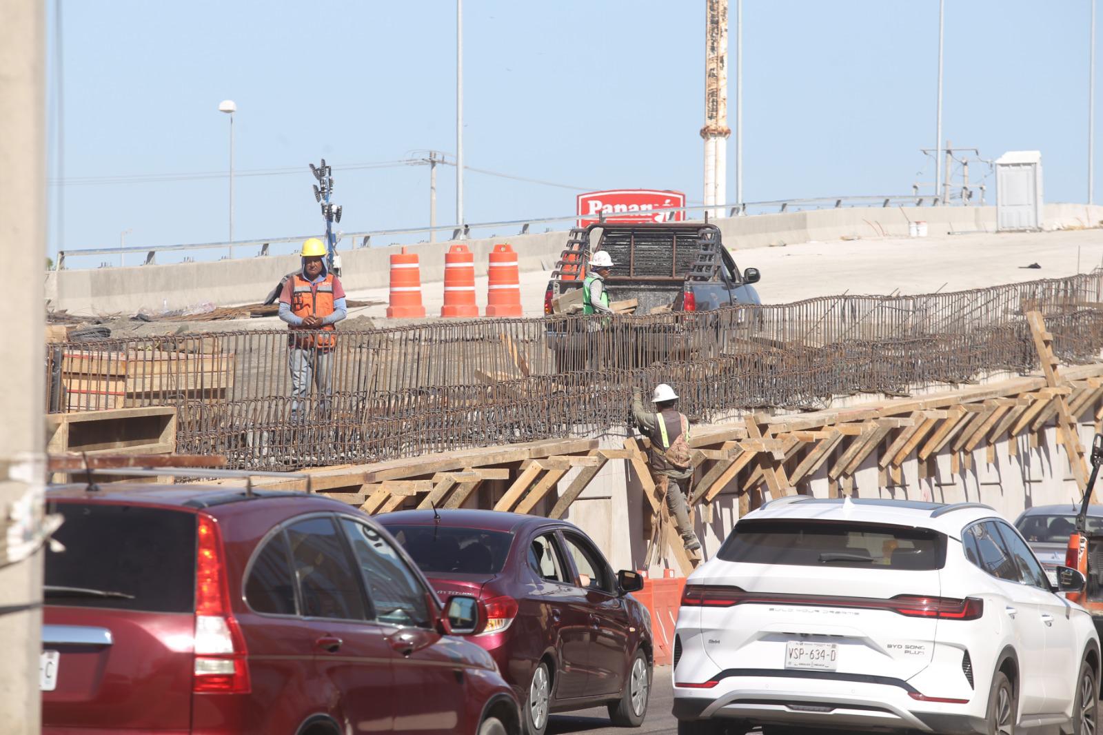$!Arrancan trabajos de colado en rampas del nuevo paso vehicular superior de avenida Pérez Escobosa, en Mazatlán