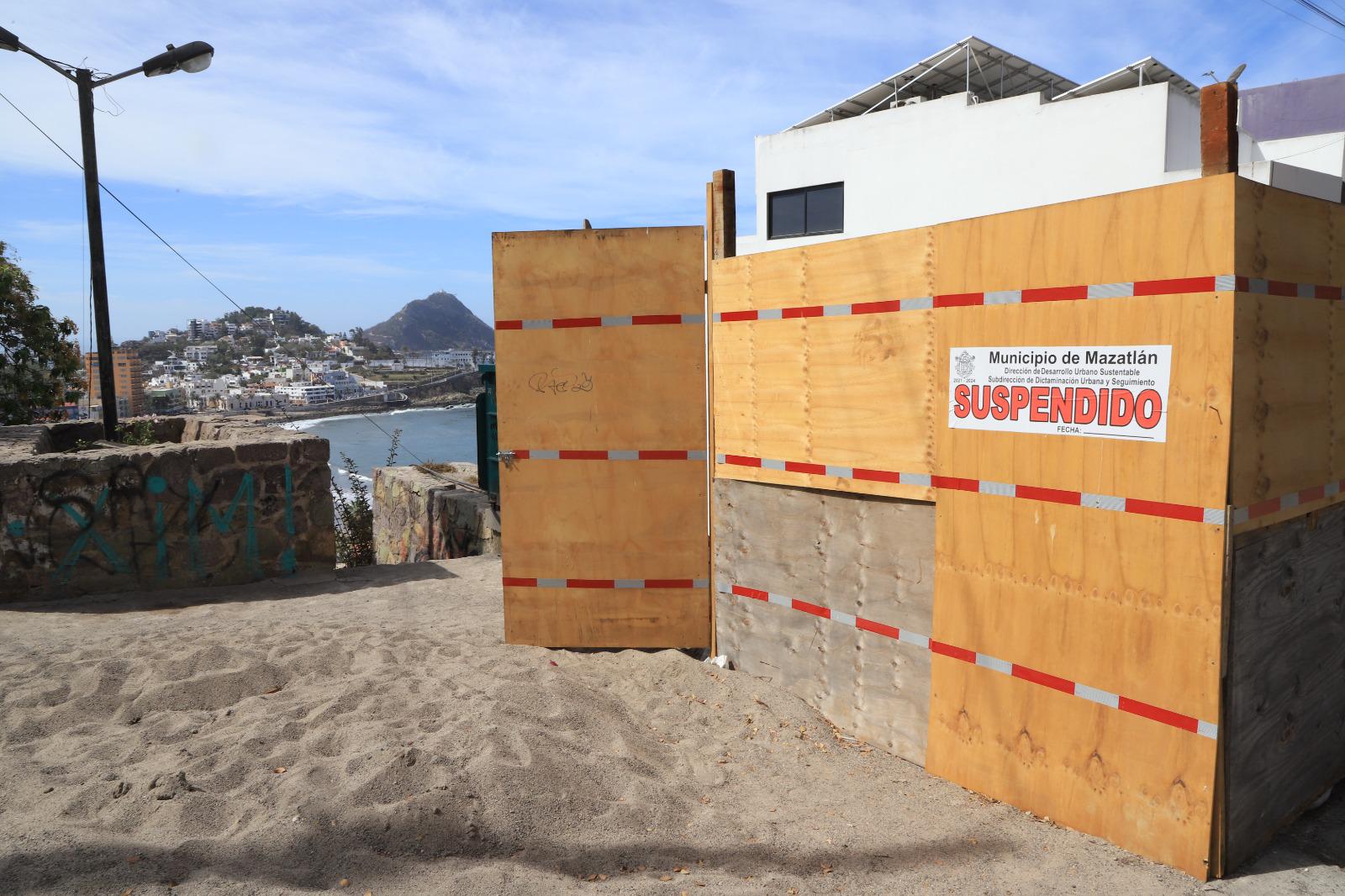 $!Denuncian fuga de aguas negras arrojadas a la vía pública en Cerro de la Nevería