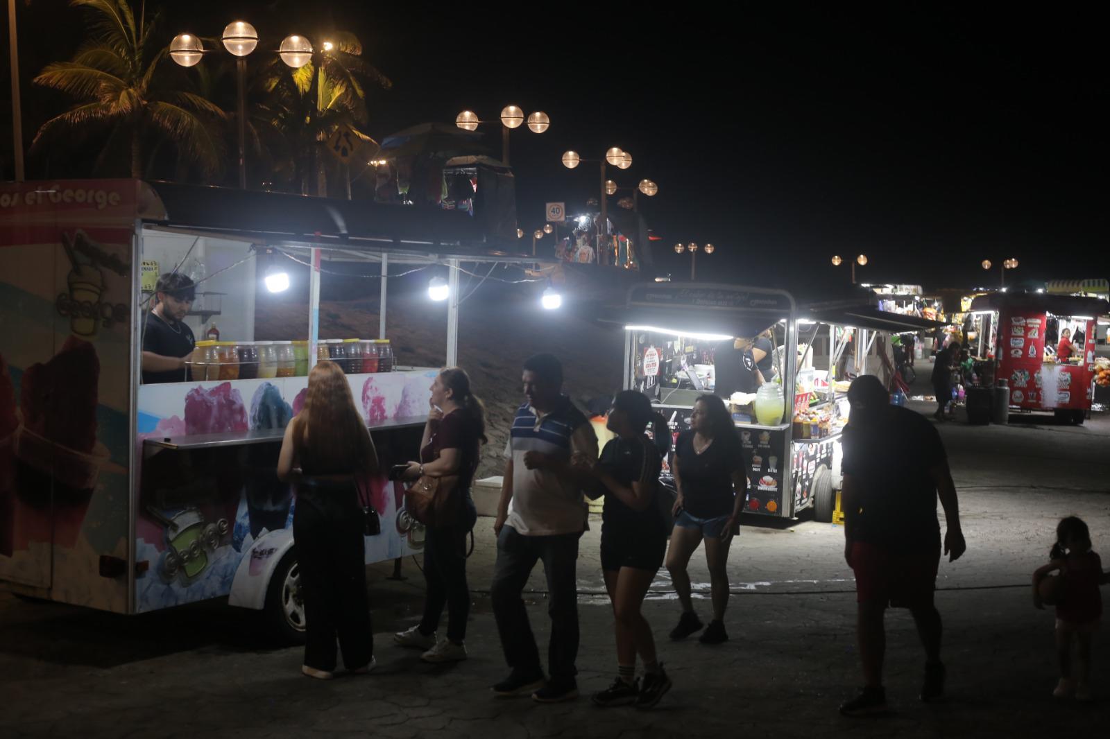 $!Pese a campañas negativas, locales y turistas disfrutan de la Glorieta Sánchez Taboada en Mazatlán