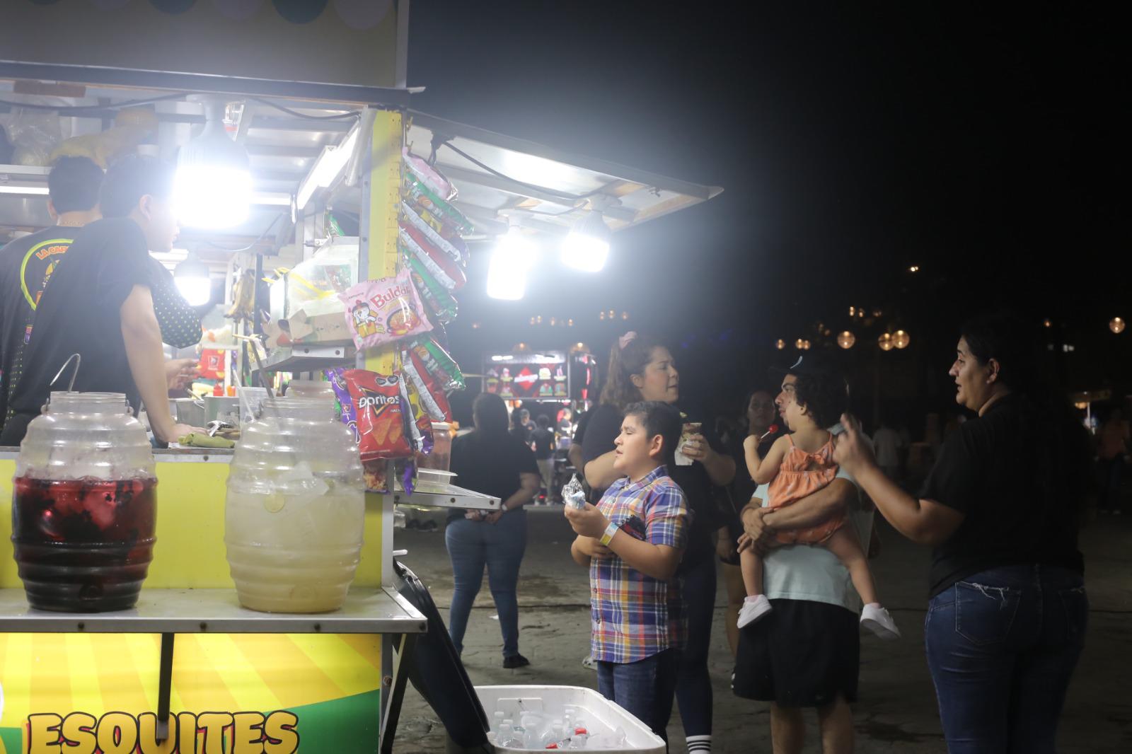 $!Pese a campañas negativas, locales y turistas disfrutan de la Glorieta Sánchez Taboada en Mazatlán