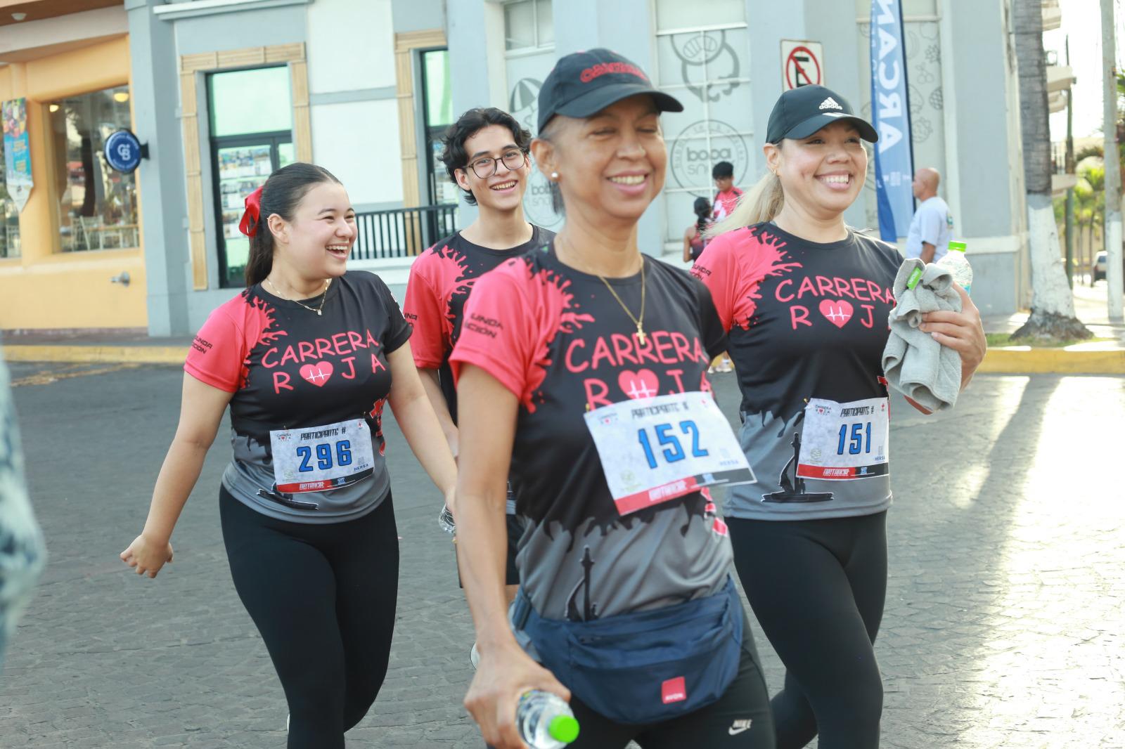 $!Jesús y Norma Labrador imponen su ley en la Carrera Roja 2026 en Mazatlán