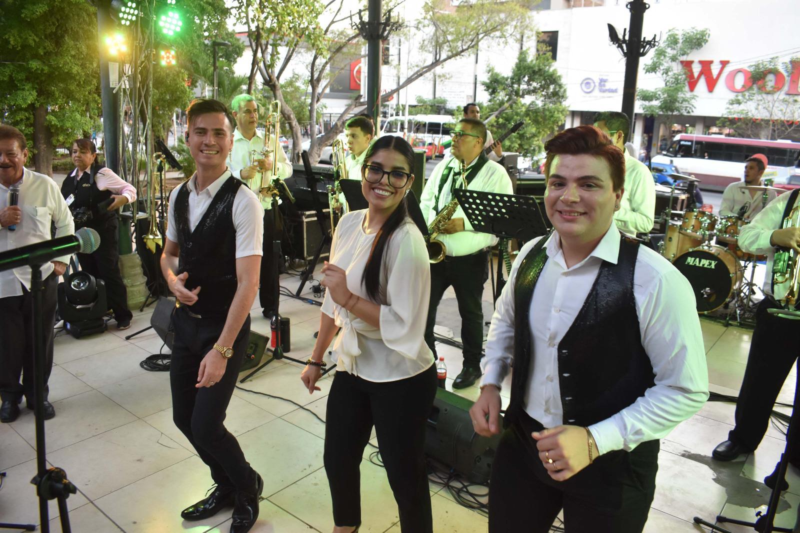 $!Con alegría festiva interpreta la Banda Musical Nativos.