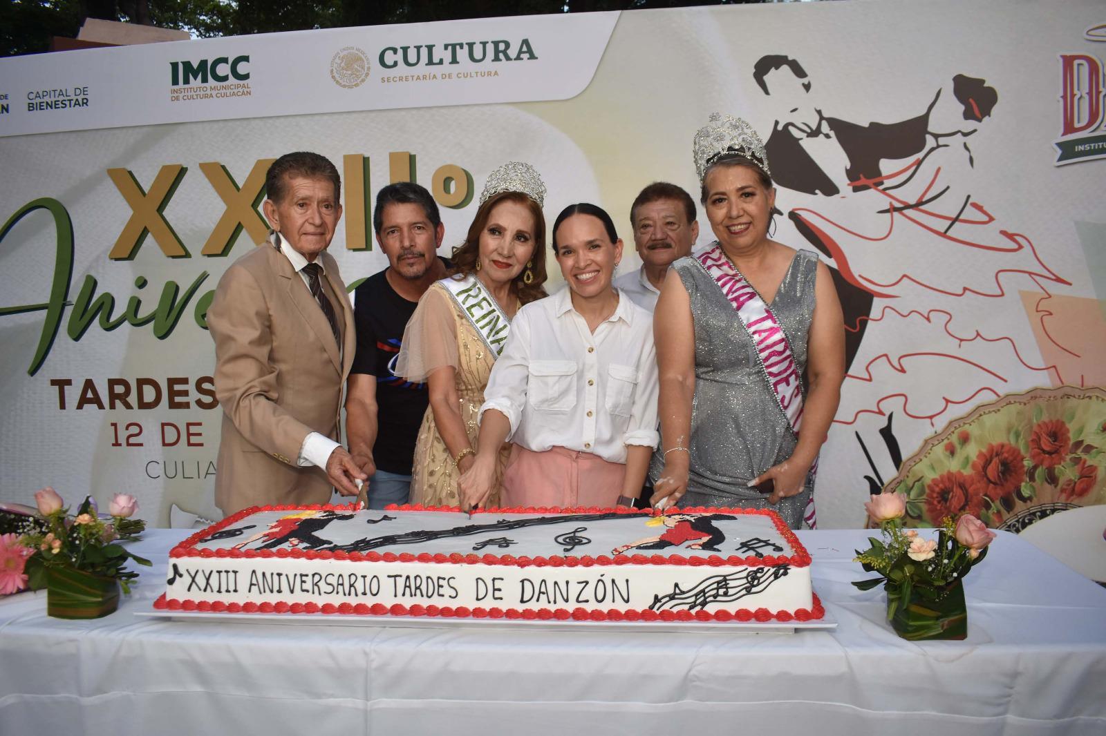 $!Bianca Cárdenas Jayme, José López Caballero; la reina 2023 Martha Elena Ruiz Valdez, y Carmen Aidé Sagaz Millán 2022 parten el pastel de aniversario junto a representantes del público.