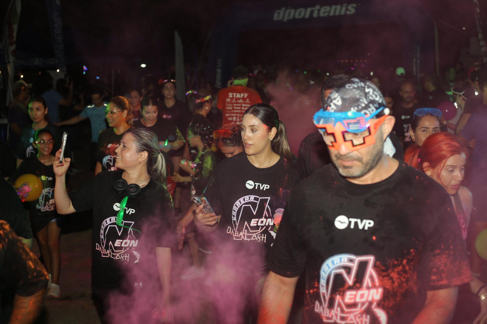 $!Mazatlecos y turistas disfrutan de fiesta de color en Carrera Neón TVP