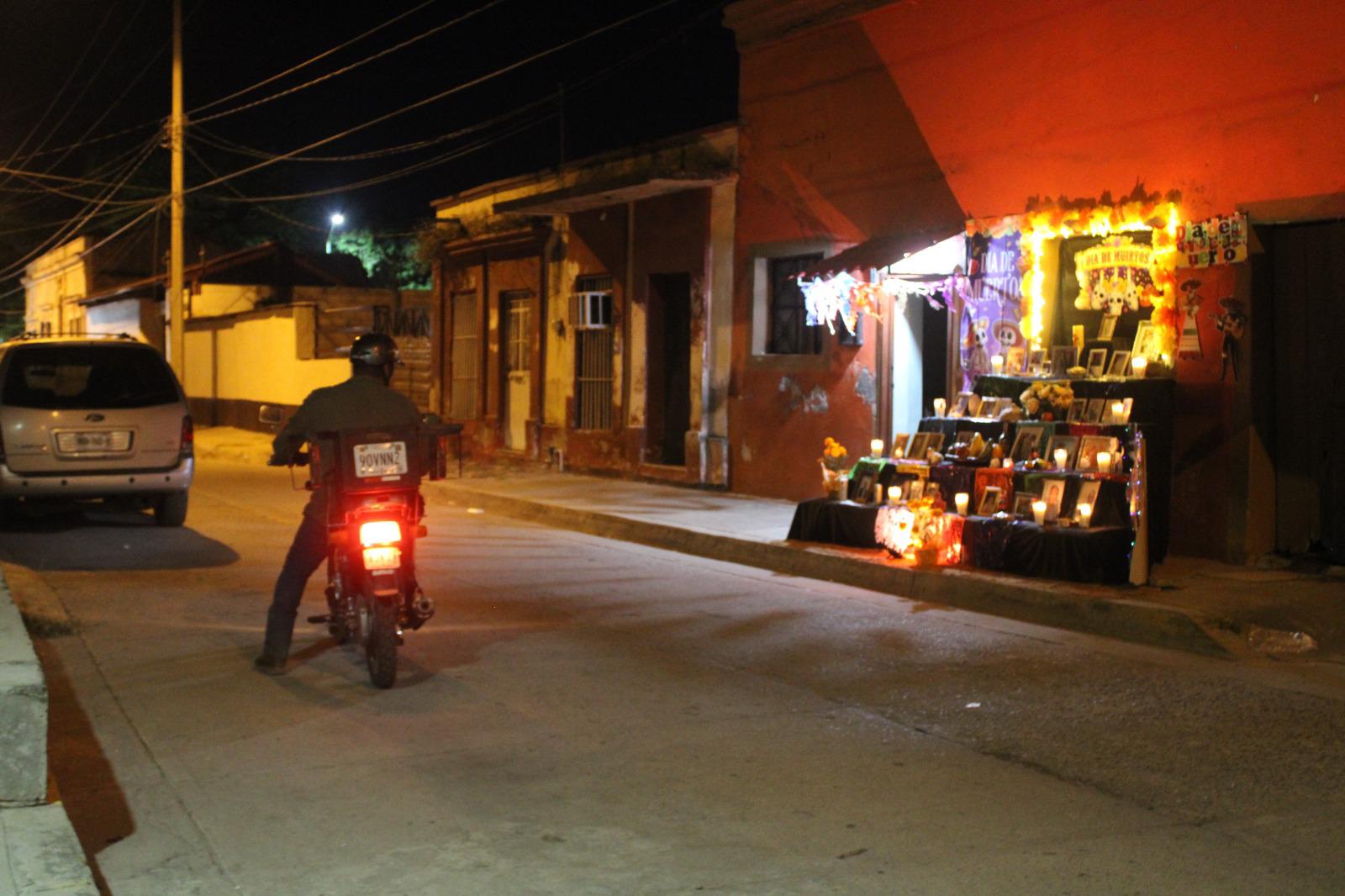 $!Familias de la calle Donato Guerra, en El Rosario, crean altar monumental para los vecinos fallecidos
