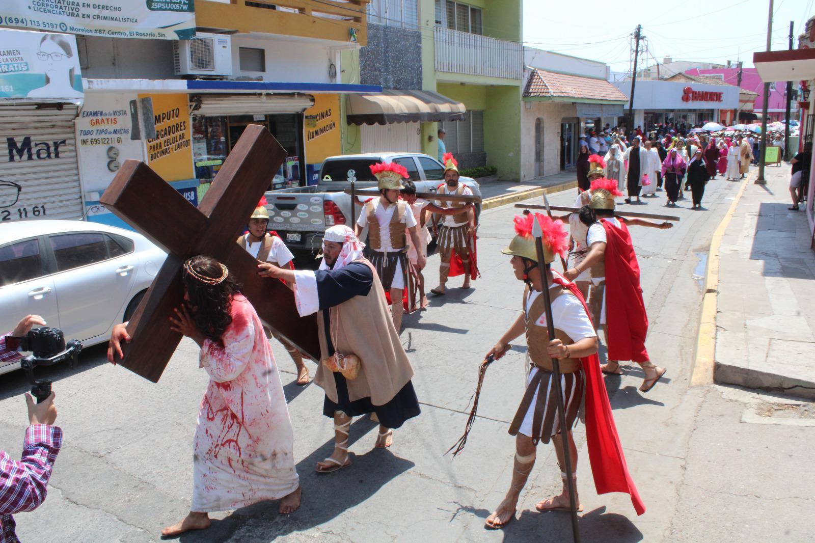 $!Reviven la pasión de Cristo en el ya tradicional Viacrucis viviente, en El Rosario