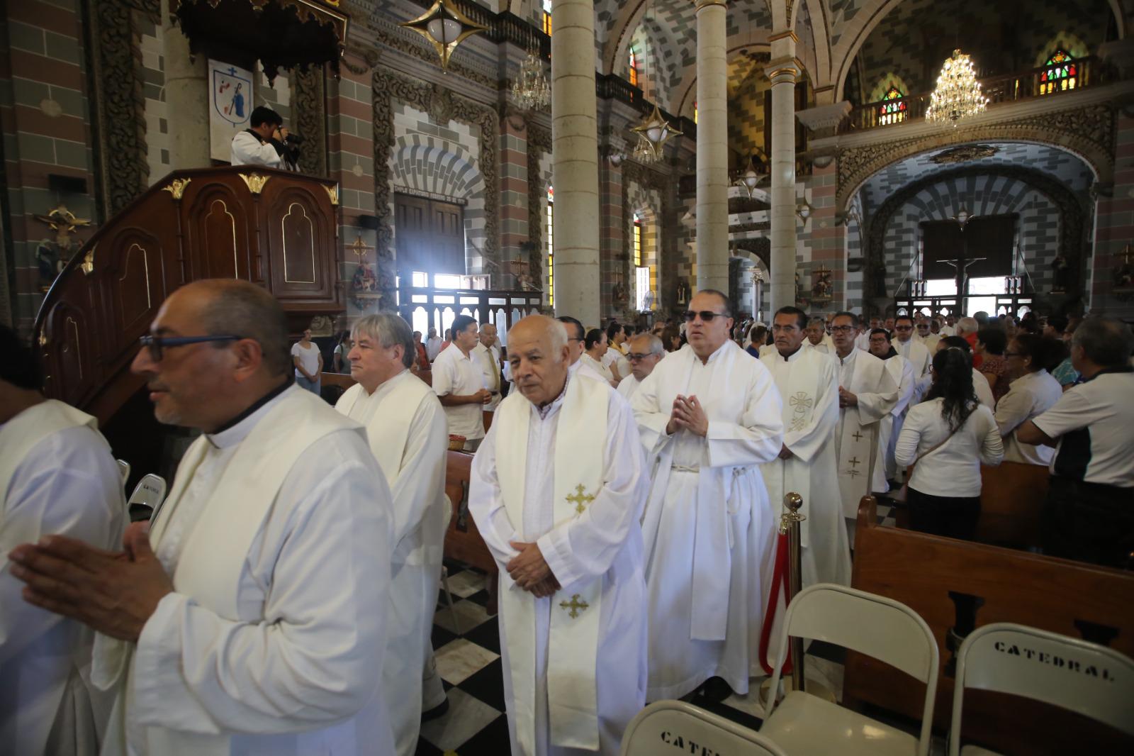 $!Renuevan sacerdotes de Mazatlán sus promesas de fe en la Misa Crismal