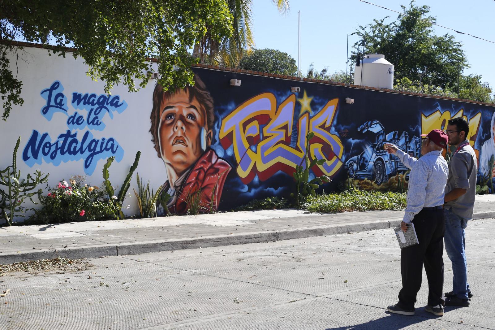 $!Da el Doctor Feis ‘cachetazo’ de nostalgia con mural de película Volver al futuro en la colonia Zapata