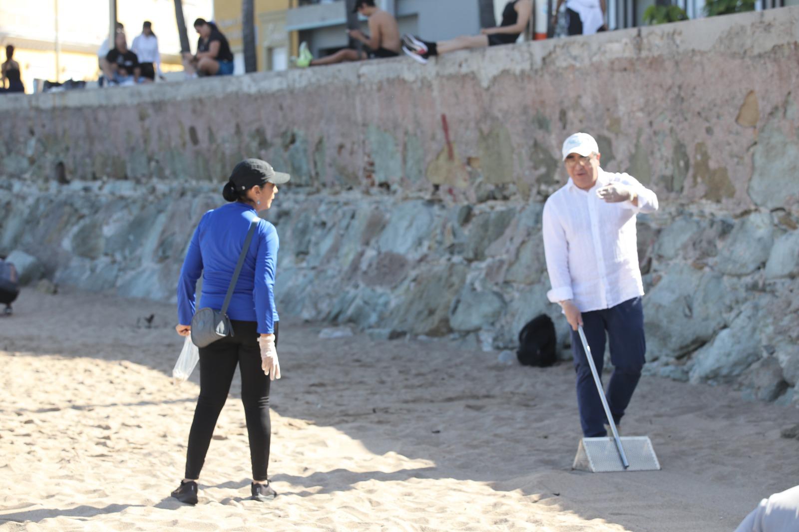 $!Se reúnen decenas a limpiar playa Olas Altas en Mazatlán por el Día de la Tierra