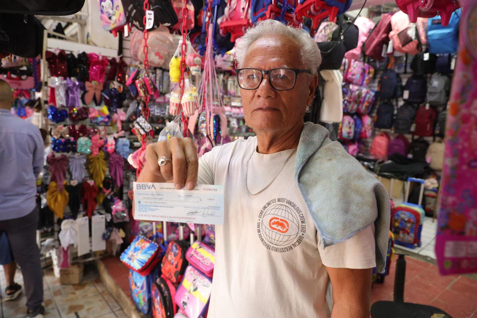 $!Entregan apoyos económicos a negocios del Mercado Juárez en Mazatlán