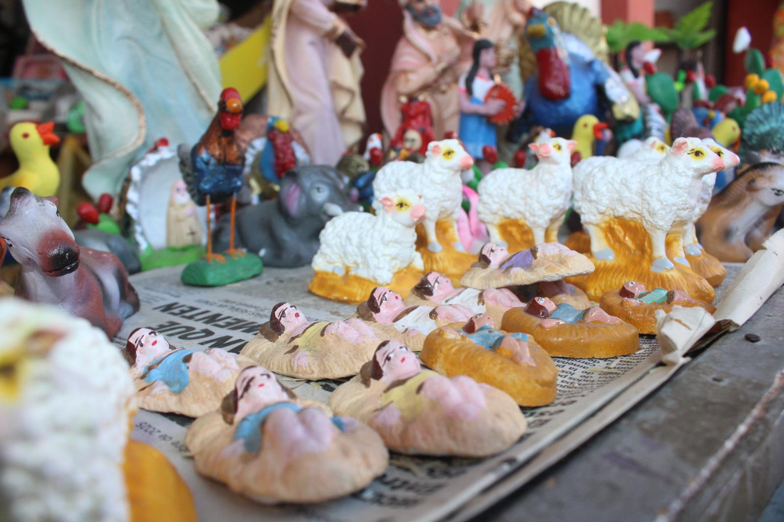 $!Desde hace 25 años, Jesús apuesta por la venta de nacimientos y juguetes tradicionales en Rosario