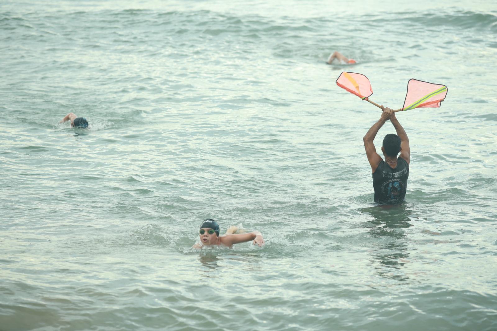 $!Tritones se dan cita en Playa Norte para la última Puntuable de nado de 2023