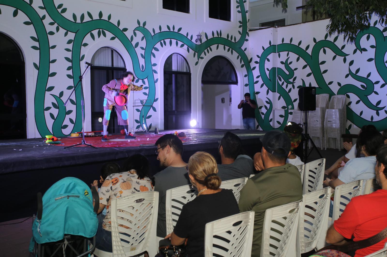 $!El público interactuó junto al artista durante la presentación.