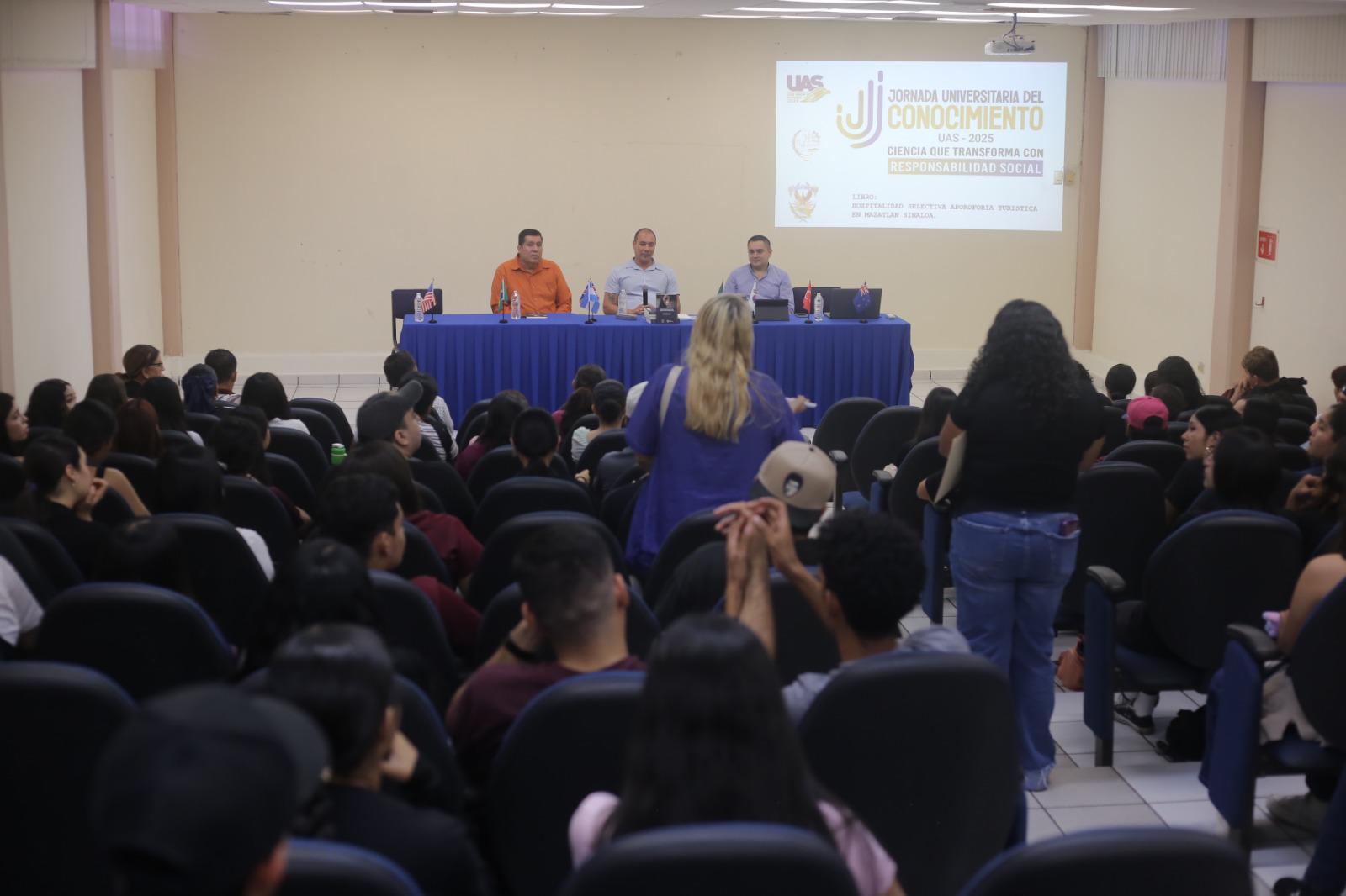 $!Presenta Omar Lizárraga Morales libro sobre turismo popular y prejuicios en Mazatlán