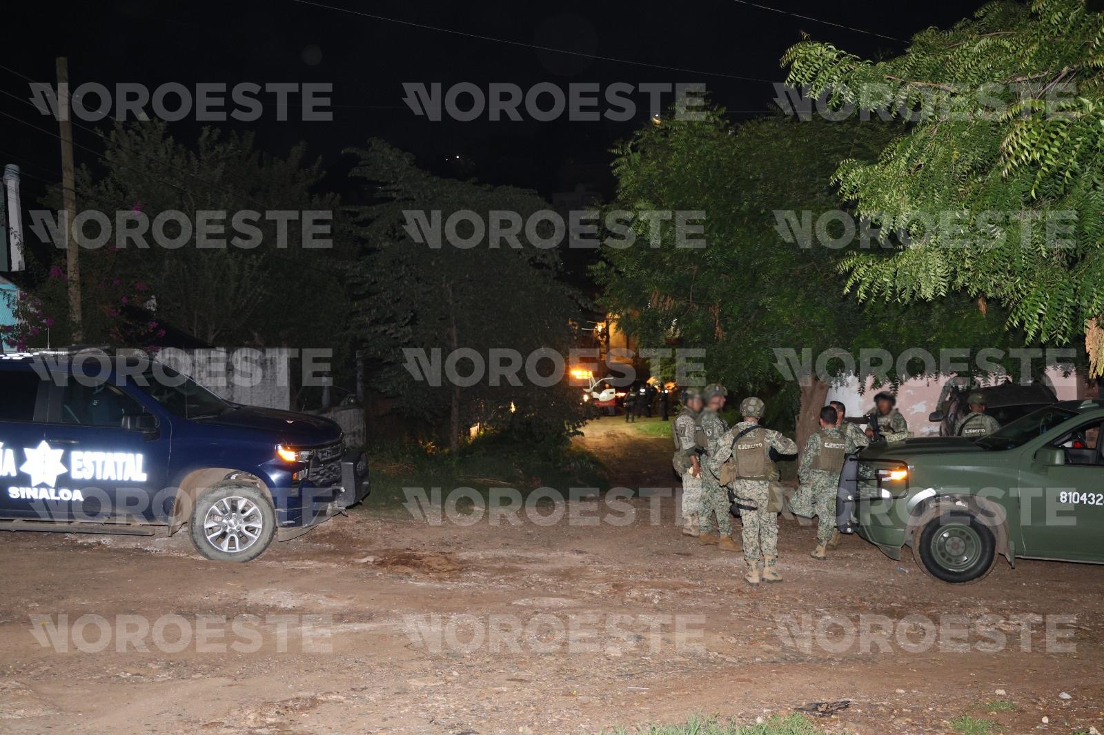 $!Ejército detiene vehículo con presuntos hombres armados en la colonia Lomas del Ébano, en Mazatlán