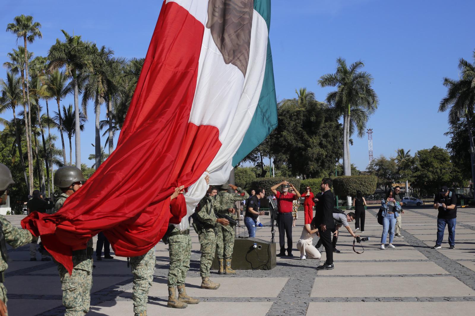 $!Realizan izamiento de bandera en Sinaloa para conmemorar Día del Trabajo