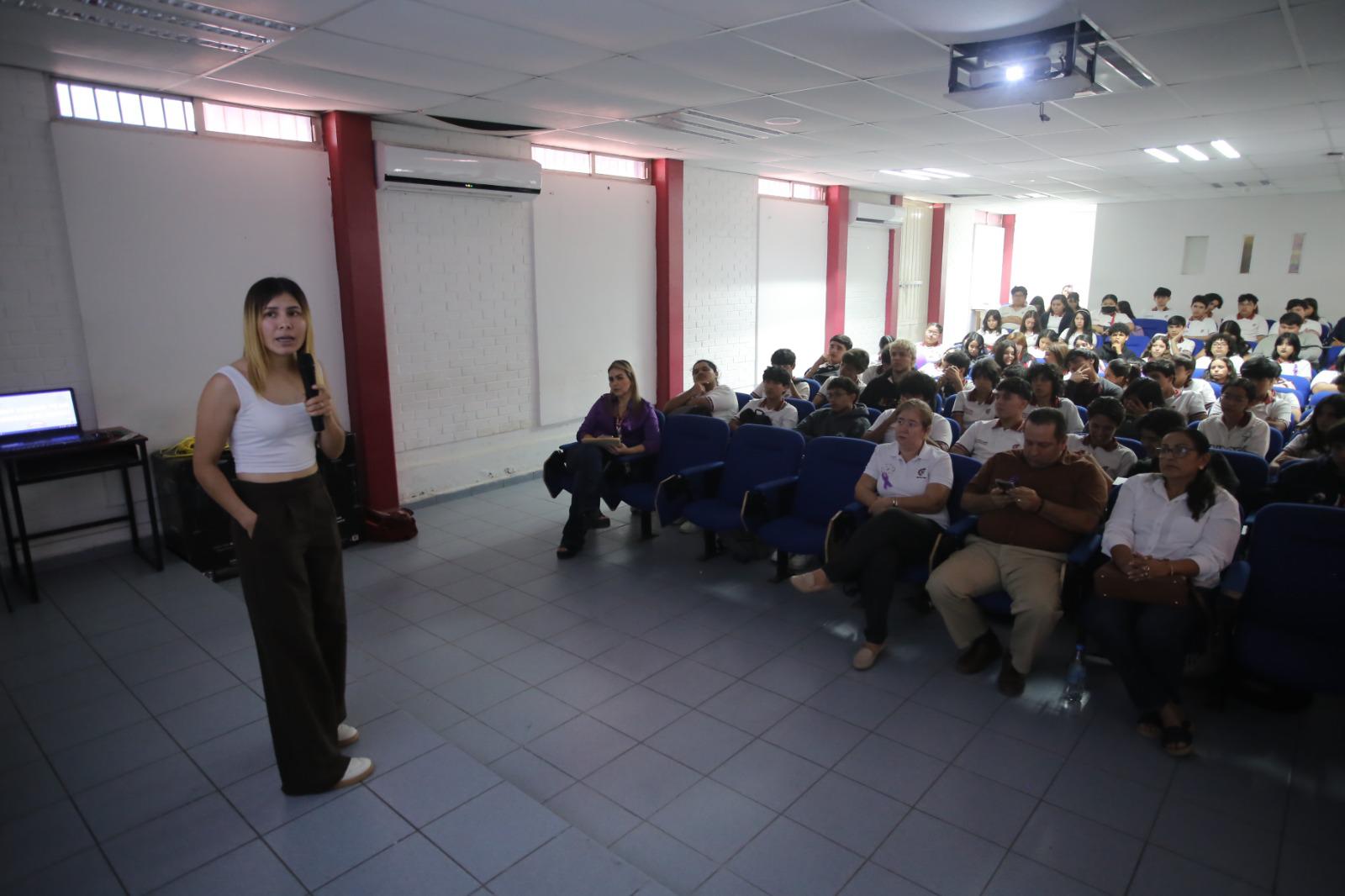 $!Esmeralda Patiño inspira a jóvenes y promueve el empoderamiento femenino desde el boxeo
