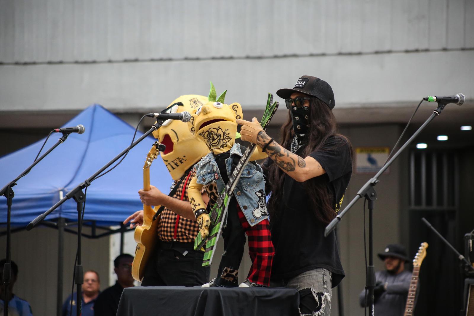 $!Pakito Punk, de Ensenada, ofrecieron un espectáculo de títeres de boca y rock para niños.