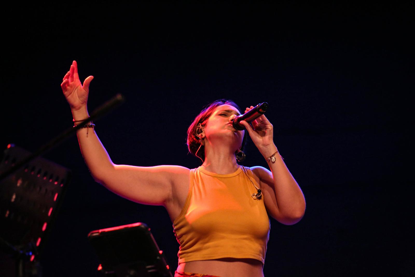 $!Mariana Pamplona, vocalista de Chico’s Jazz, entrelazó la improvisación jazzística con melodías tradicionales en el escenario.