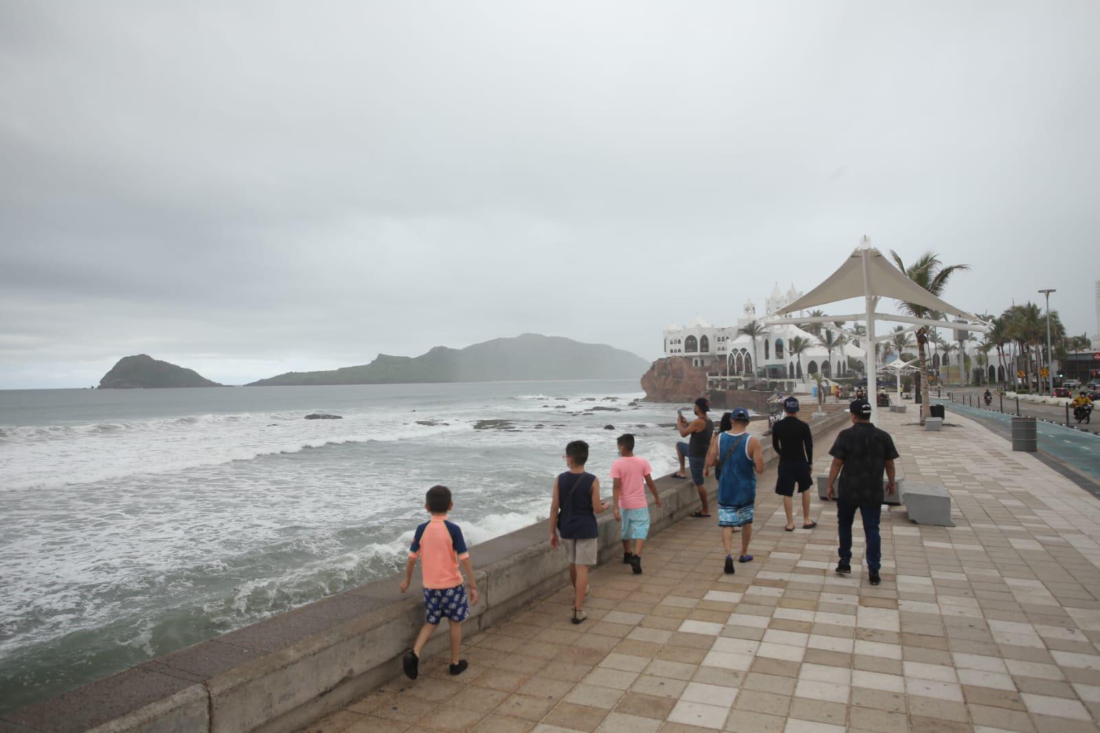 $!En Mazatlán las lluvias con fuertes vientos dejan vialidades encharcadas; no se reportan afectaciones, dice Protección Civil