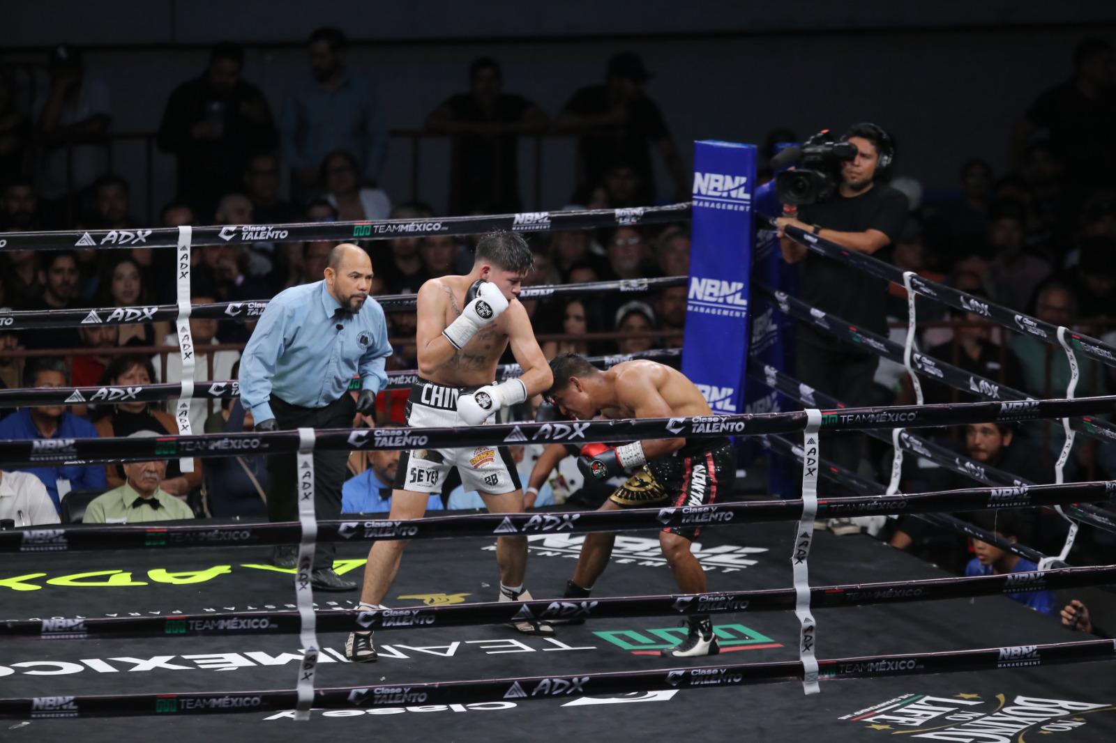 $!Aréchiga, Vega y Amaro brillan en la noche de boxeo del CUM en Mazatlán