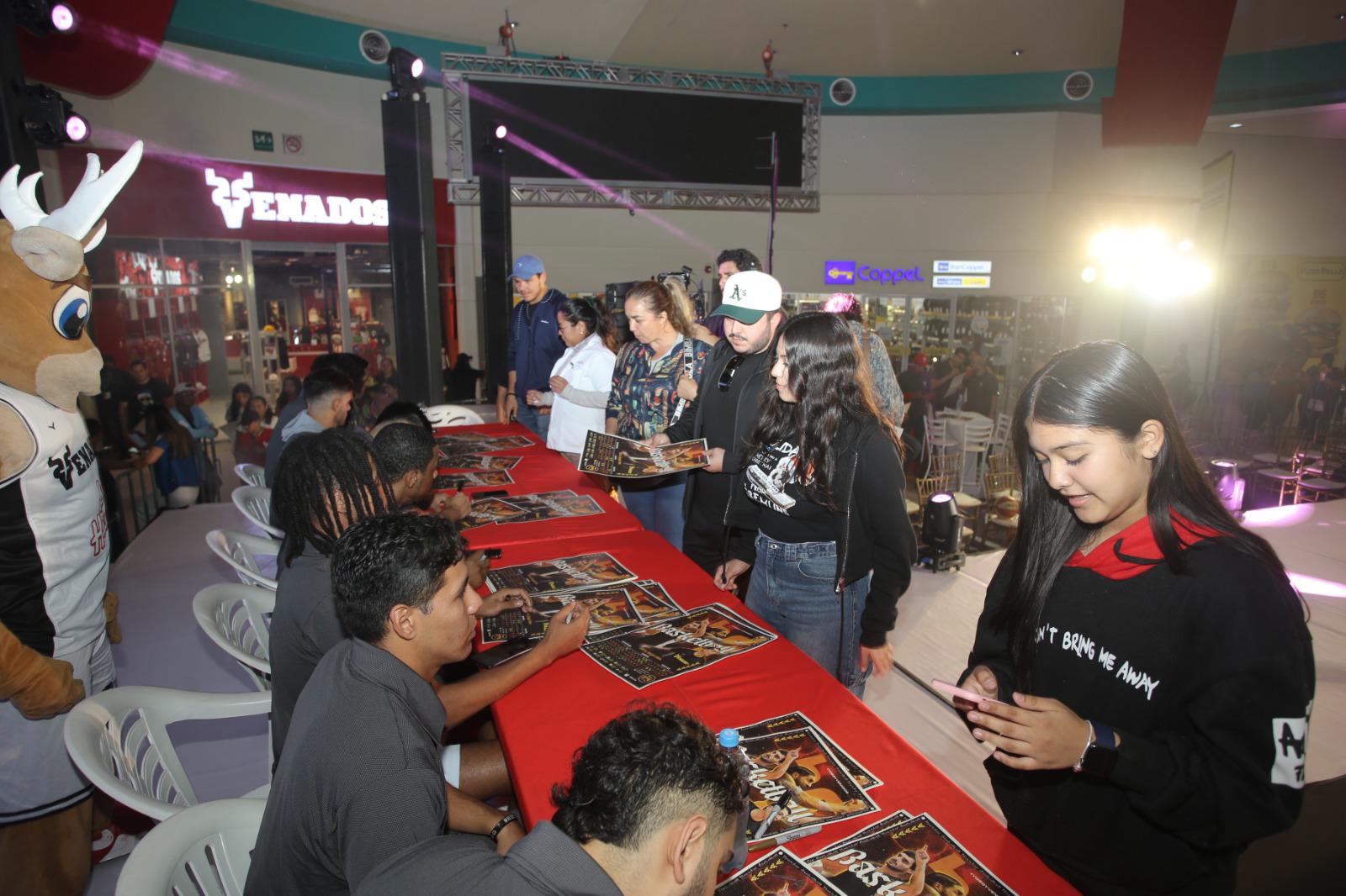 $!La firma de autógrafos.