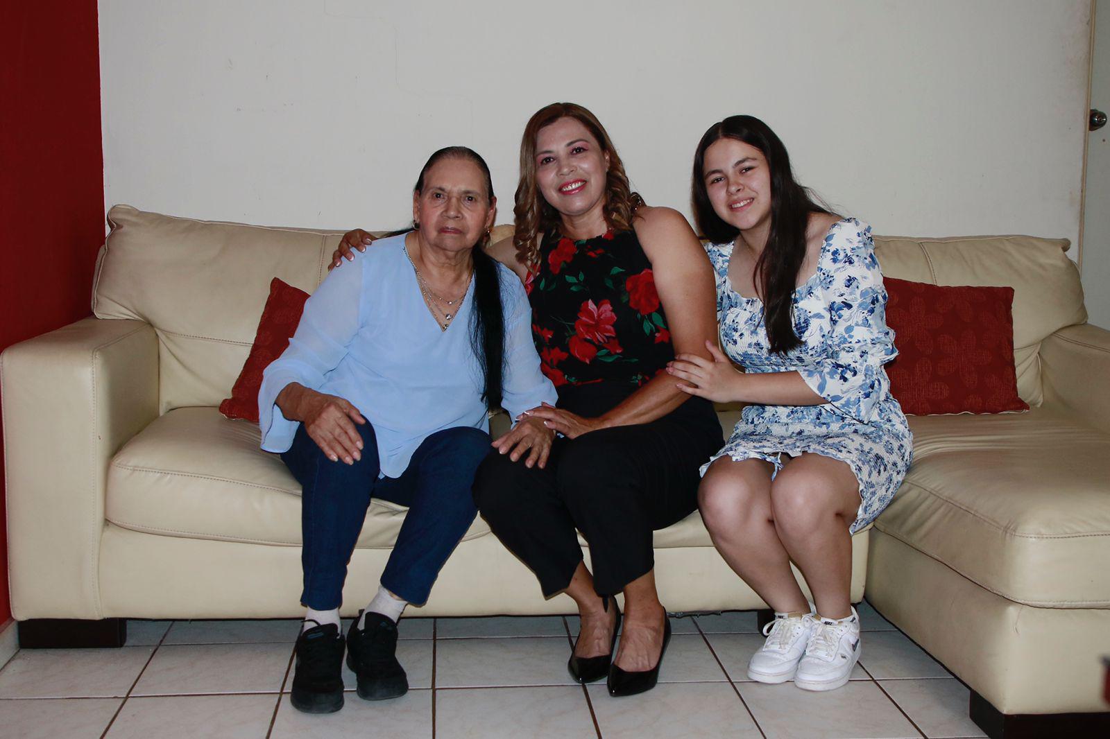 $!Hilda Gaxiola Álvarez rodeada por su madre y su hija Hilda Fernanda.