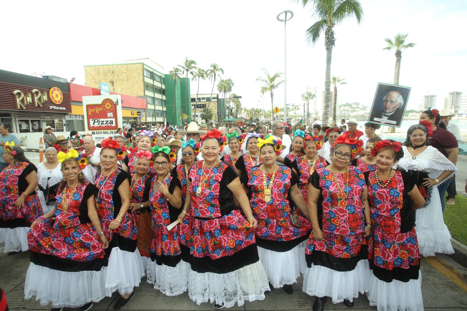 $!Integrantes del Club del Abuelo del DIF Municipal, quienes portaron vestidos mexicanos, se tomaron la fotografía del recuerdo.
